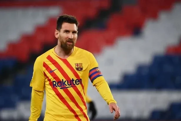 Nam cầu thủ mang áo đấu số 10 reo hò rực cháy cùng người hâm mộ trên sân bóng Nou Camp quen thuộc