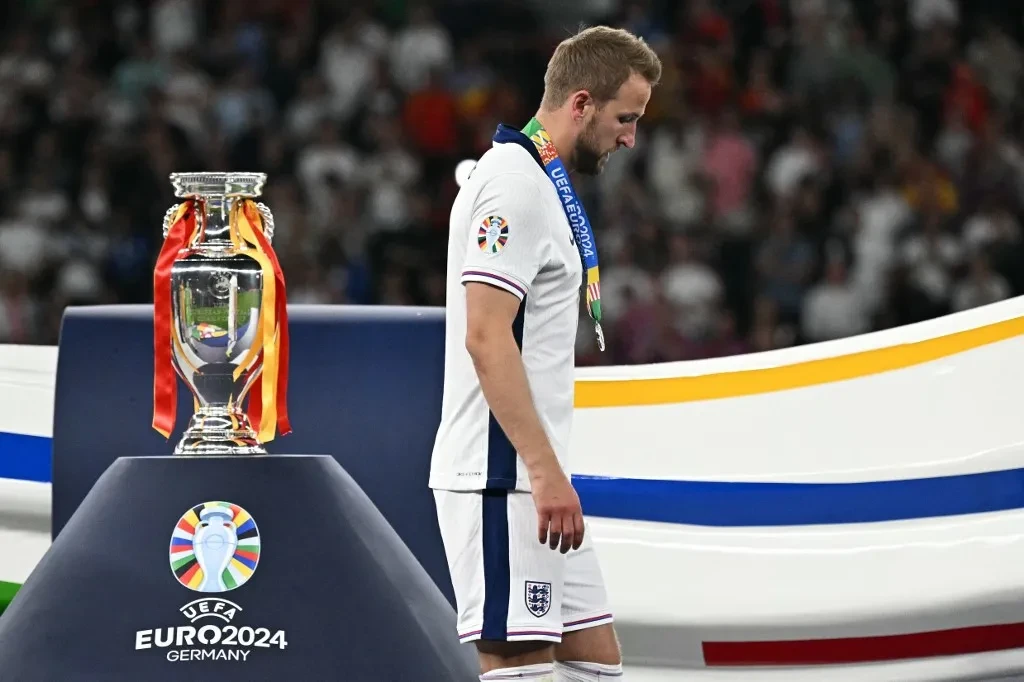 Harry Kane trầm tư trong màu áo đội tuyển Anh sau một trận đấu đầy tiếc nuối