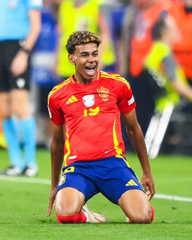 Hình ảnh Lamine Yamal tỏa sáng trong màu áo Barcelona và đội tuyển Tây Ban Nha